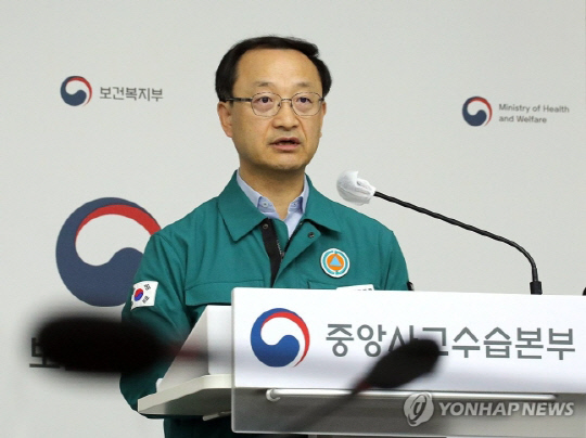 전병왕 중앙사고수습본부 총괄관(보건복지부 보건의료정책실장)이 4일 오전 정부세종청사에서 의사 집단행동 중앙사고수습본부 회의 결과를 발표하고 있다.<사진: 연합뉴스>